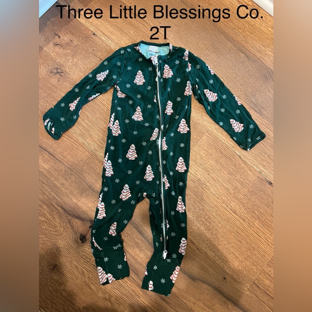 Three little blessings co 2T christmas tree cake sleeper